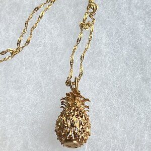 Vintage 14kt Gold 3-Dimensional Diamond Cut Out Pineapple Pendant Necklace
